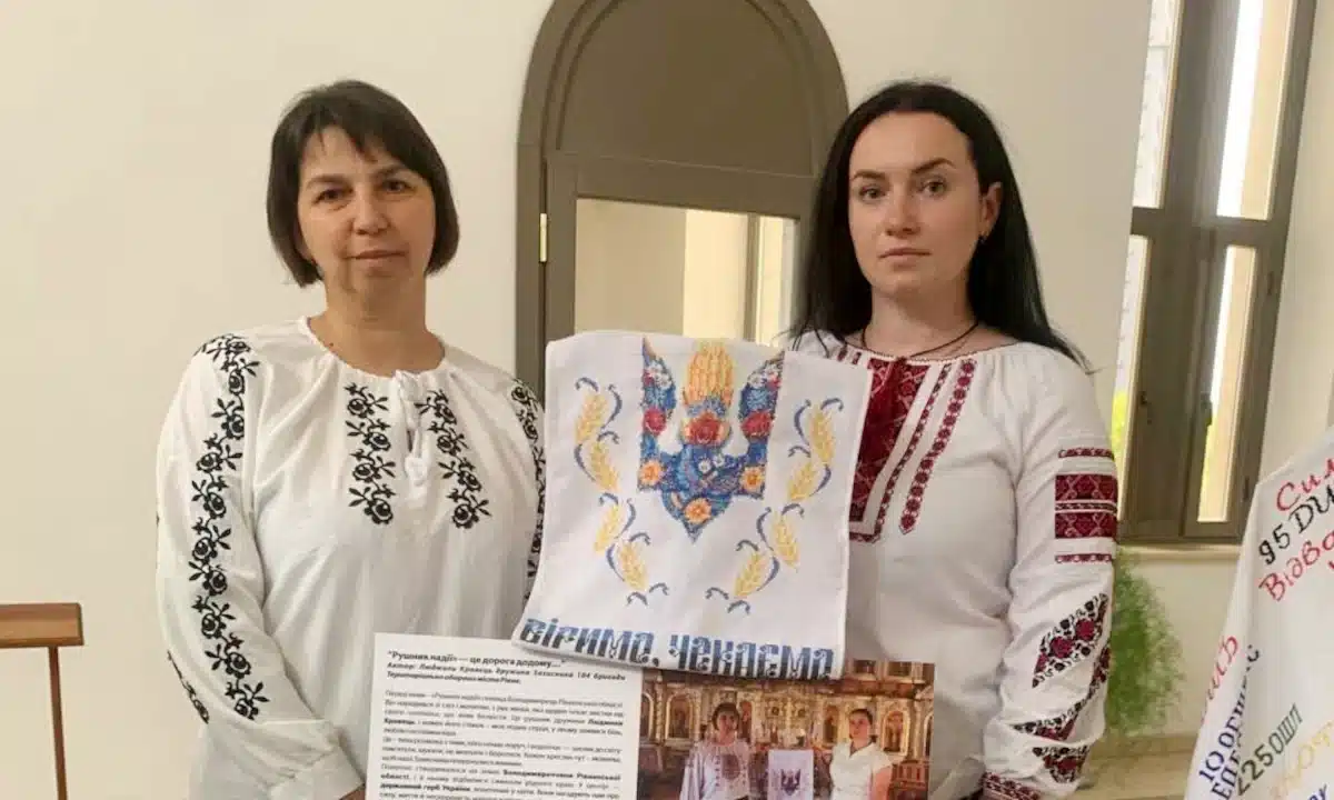 У Володимирці відкриють виставку «Рушник надії» на підтримку полонених і зниклих безвісти Підготовка до виставки.