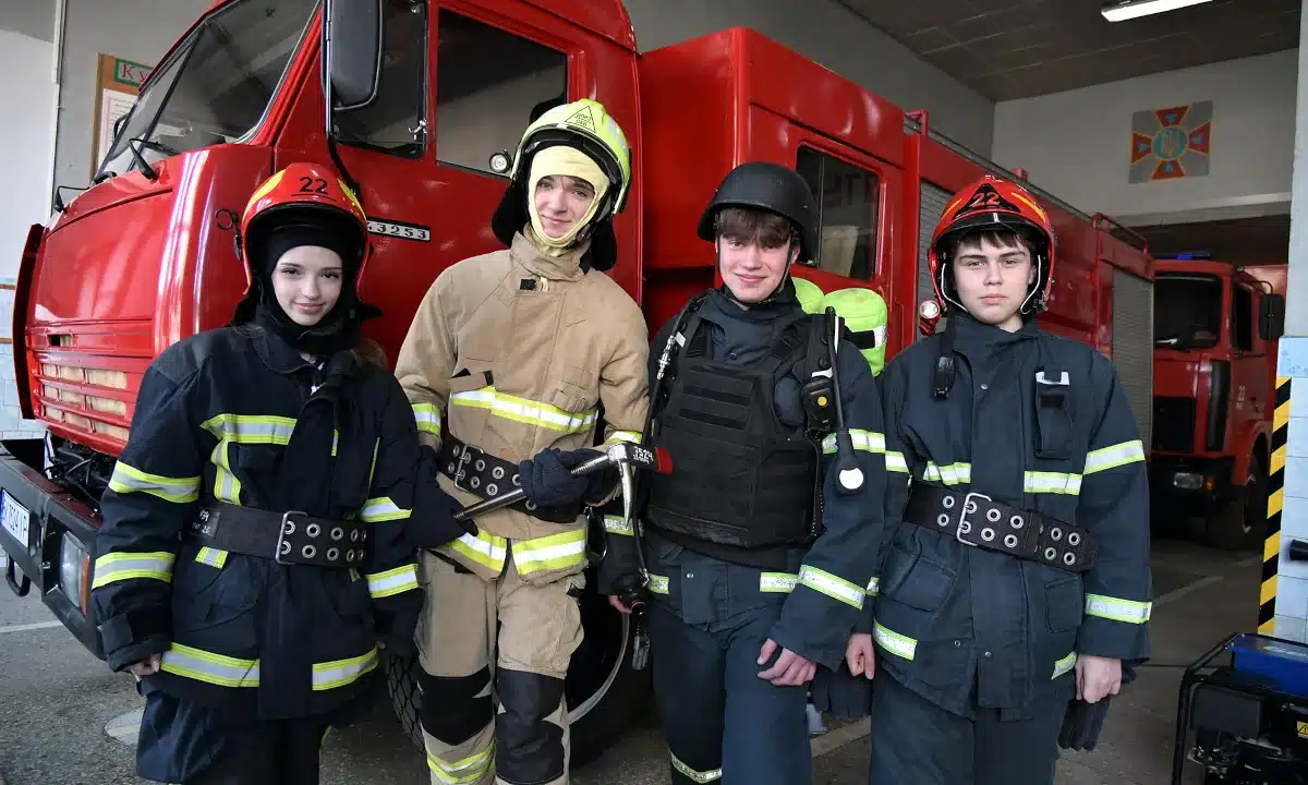 Учні приміряли професійний одяг рятувальників.