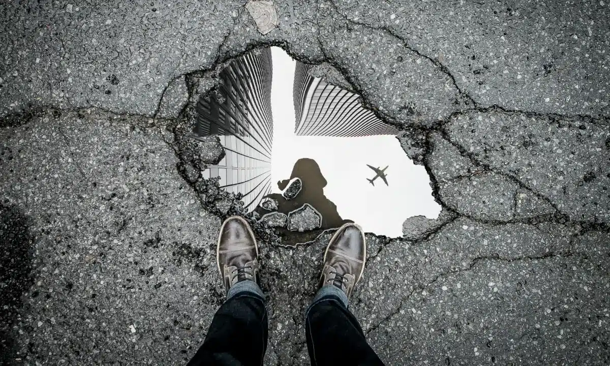 Яма в асфальті.