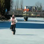 Босоніж по льоду у вишиванці. В Івано-Франківську встановили незвичний рекорд України Спортсмен Ігор Йосипів біжить босоніж по льоду.