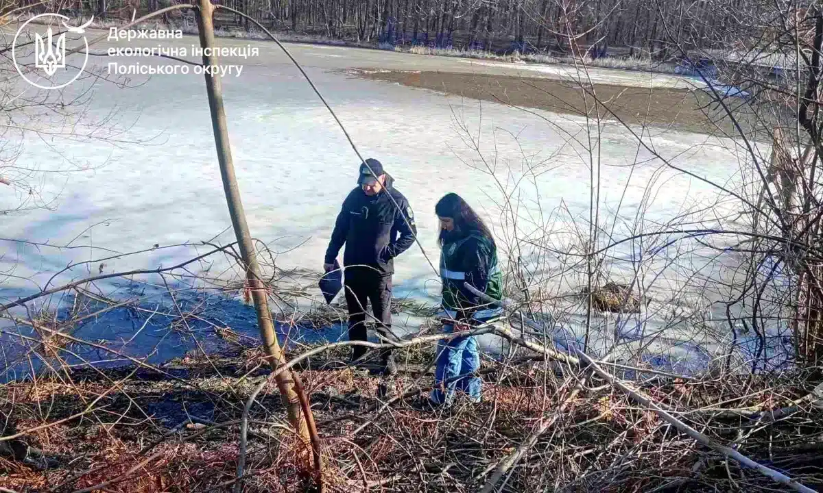 Інспектори перевіряють місце скиду в річку Замчисько.