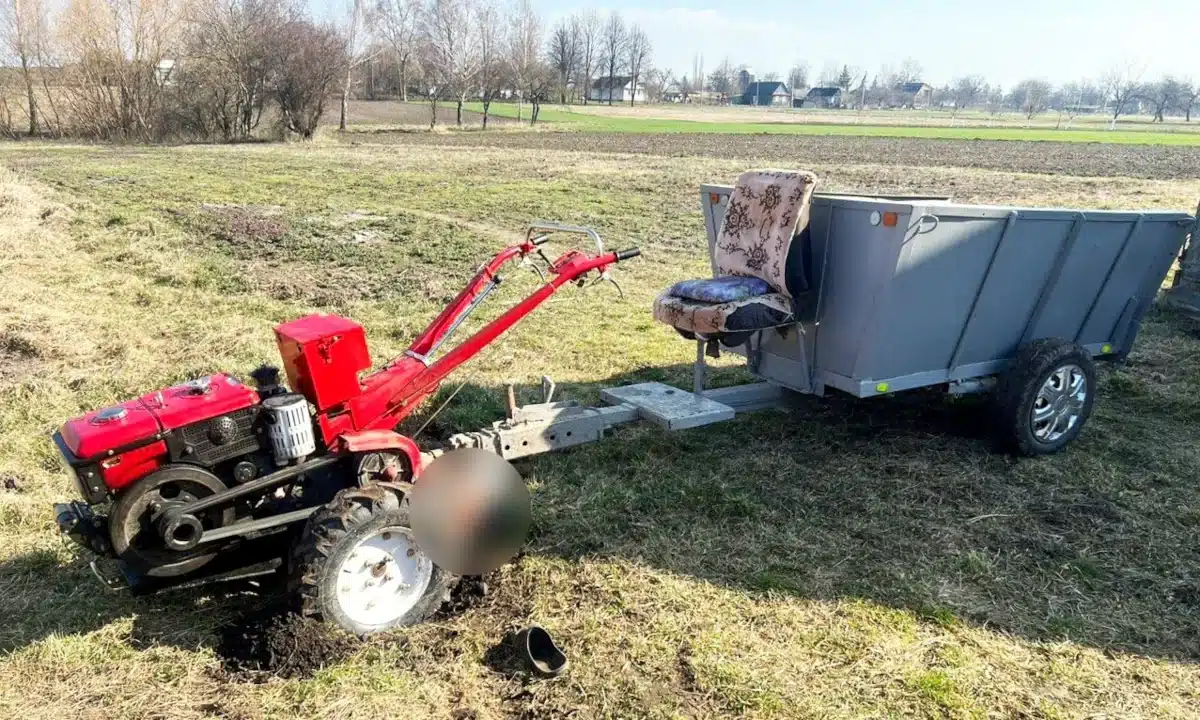 У Корецькій громаді чоловік загинув під колесами мотоблока Мотоблок з тілом чоловіка під ним.