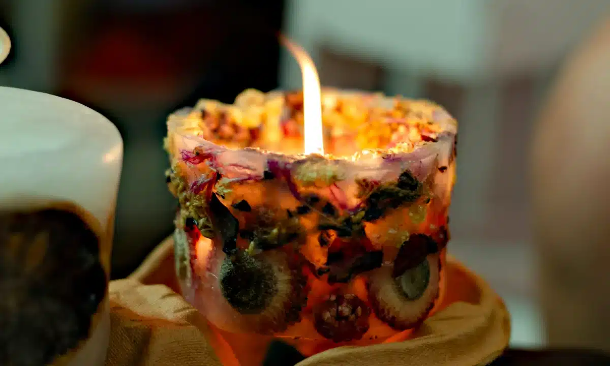 Запалена орнаментальна свічка.