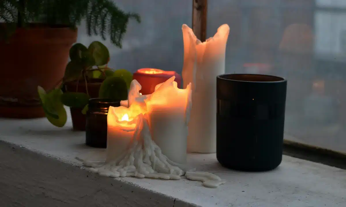 Запалені свічки.