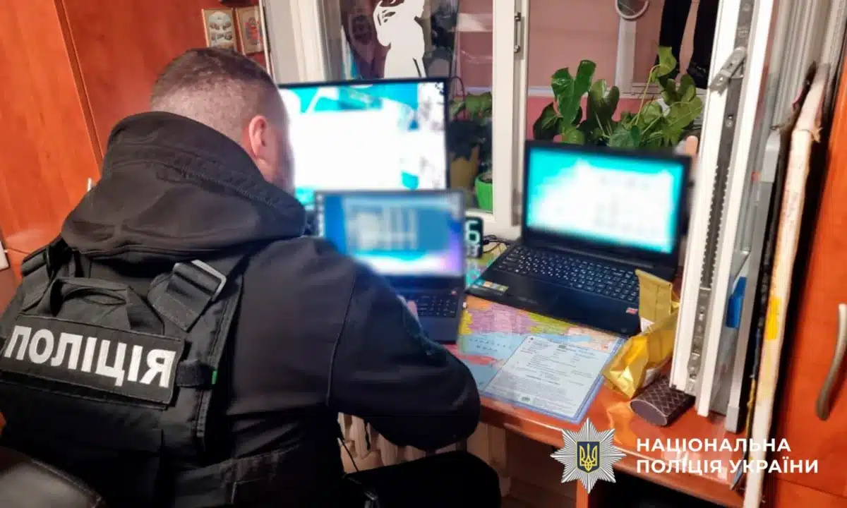 На Рівненщині затримали двох чоловіків у справі про сексуальну експлуатацію дітей в інтернеті Поліцейський переглядає матеріали на комп'ютері.