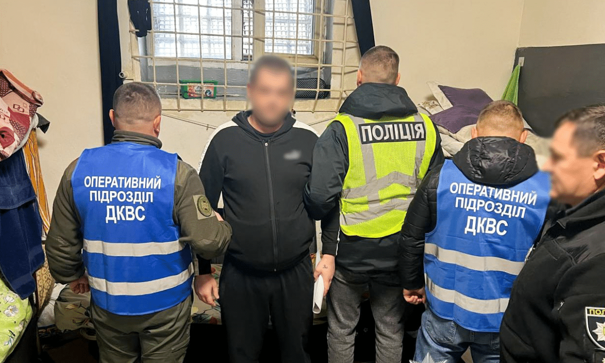 Троє чоловіків організували пересилання наркотиків у СІЗО