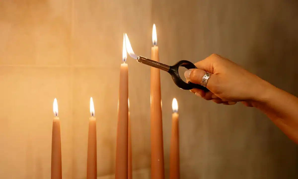 Графіки відключень електроенергії на Рівненщині у середу, 11 березня Жінка запалює свічки.