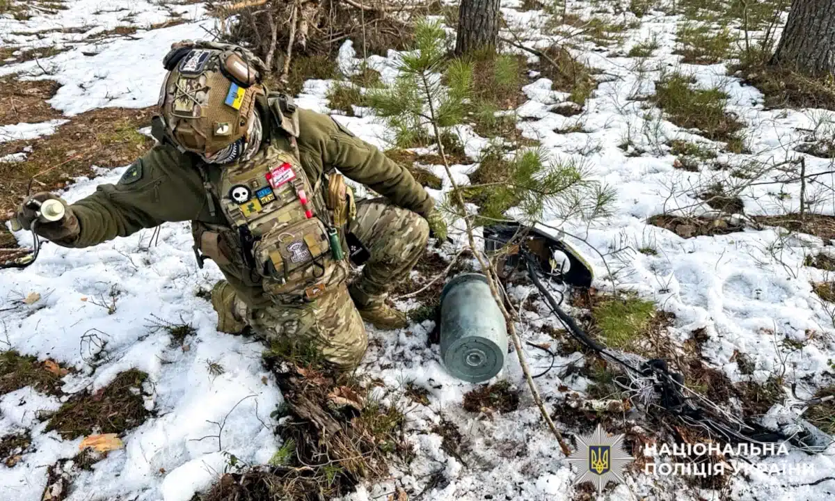 Бойову частину БПЛА, що не вибухнула, знешкодили на Рівненщині Вибухотехнік знешкоджує бойову частину БПЛА.