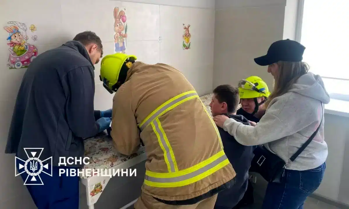 Рятувальники визволяють палець підлітка.