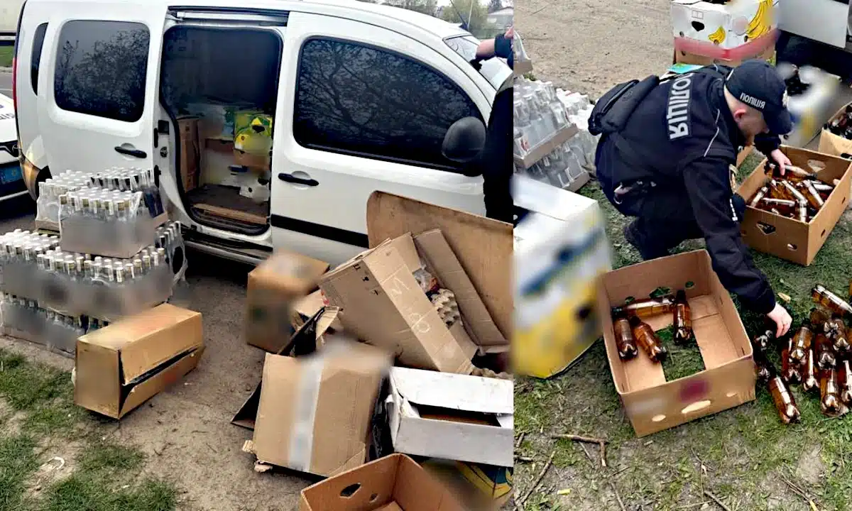 Поліція оглядає виявлений безакцизний товар.