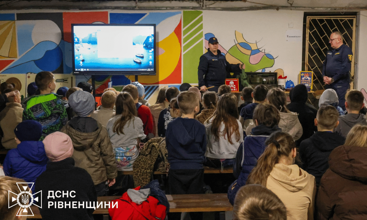 Школярам на Рівненщині розповідають, як розпізнати мінну небезпеку.