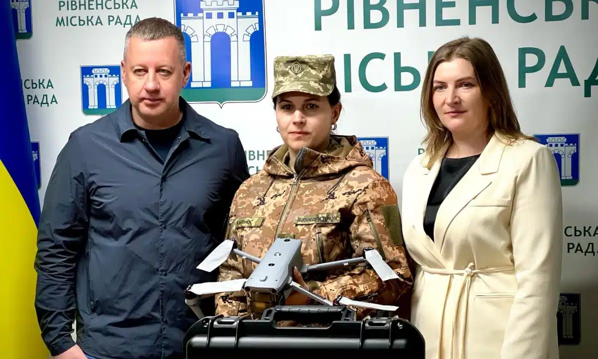 Передача допомоги військовим.