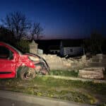 Понівечене авто й розвалений паркан.