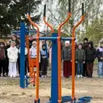 Діти з гімназії під час відкриття майданчика.