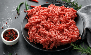 Фарш у тарілці.