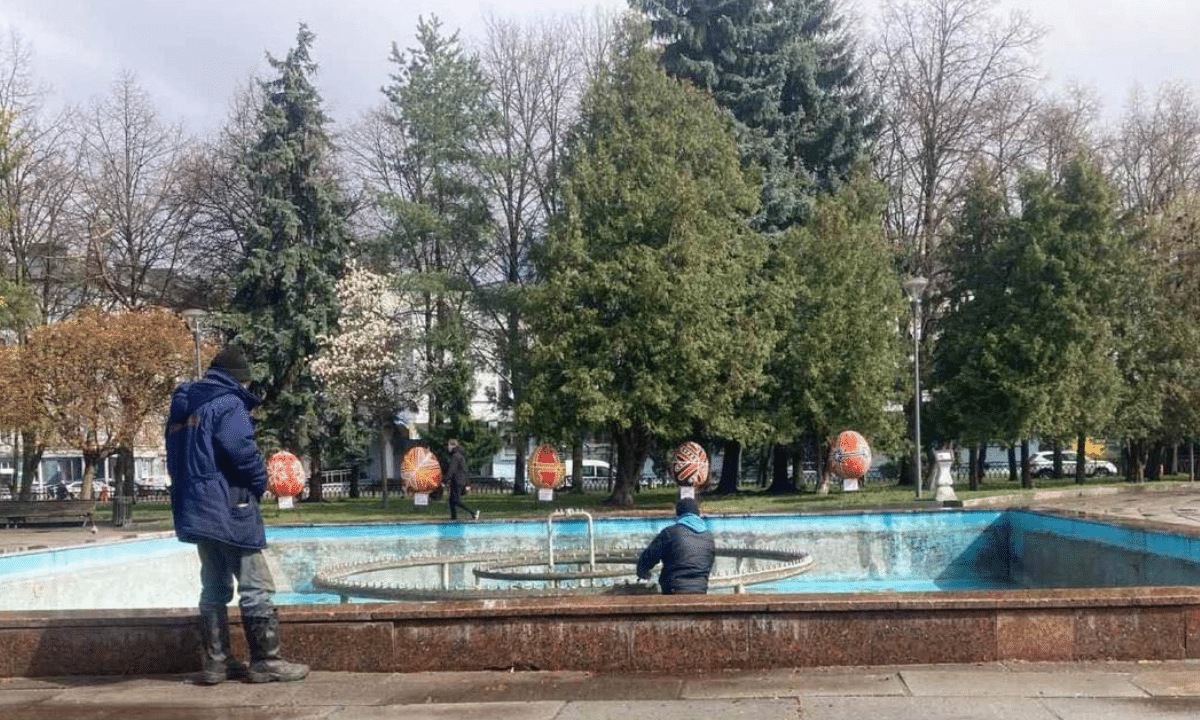 Працівники Рівнеобленерго готують фонтани до запуску.
