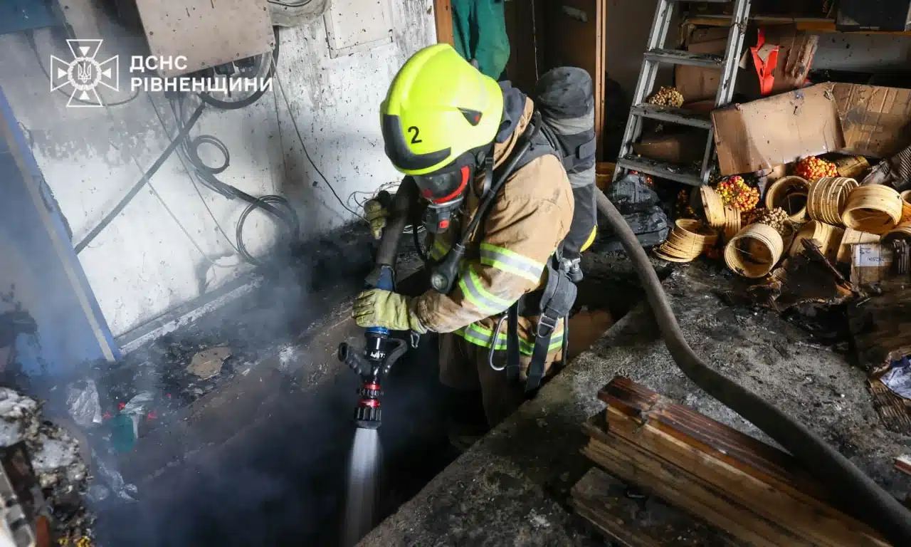 Рятувальник гасить займання.