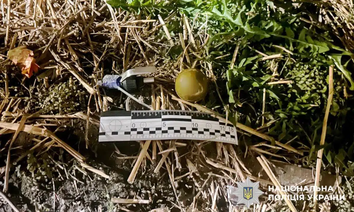 Чоловіку повідомили підозру після погроз підірвати гранати у Рівному Одна із гранат, яку погрожував підірвати чоловік.