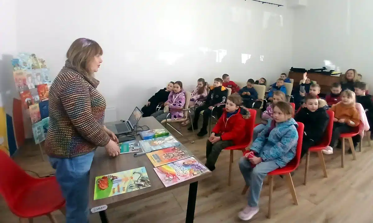 Анна Лимич розповідає дітям про Чорнобиль.