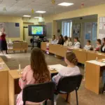 У Рівненському ліцеї №2 учні разом з депутатами навчались розпису писанок Присутні на майстер-класі в Рівненському ліцеї №2.