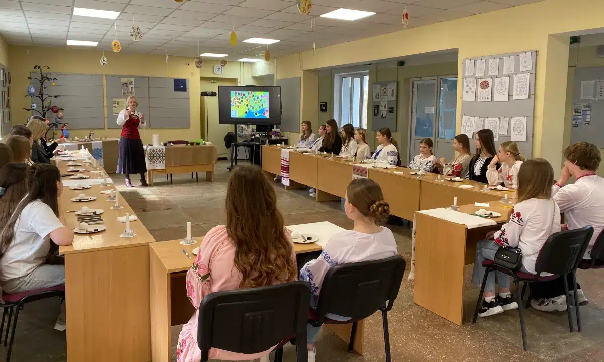 У Рівненському ліцеї №2 учні разом з депутатами навчались розпису писанок Присутні на майстер-класі в Рівненському ліцеї №2.