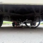 Велосипед під автобусом.