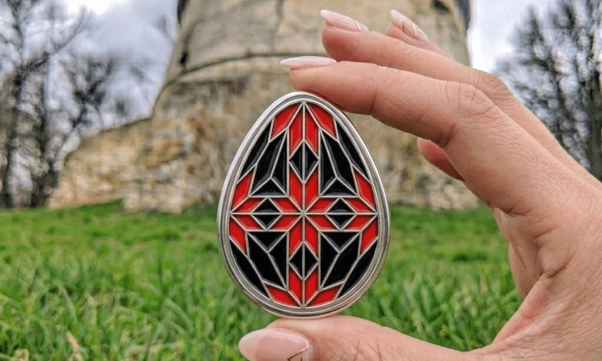 Срібна монета-писанка.