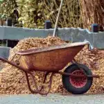 Що робити у саду і на городі в другу половину квітня 2026 року Купа мульчі і тачка.