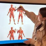 Медакадемію в Рівному обладнали новими мультимедійними дошками Студентка робить презентацію на мультимедійній дошці.