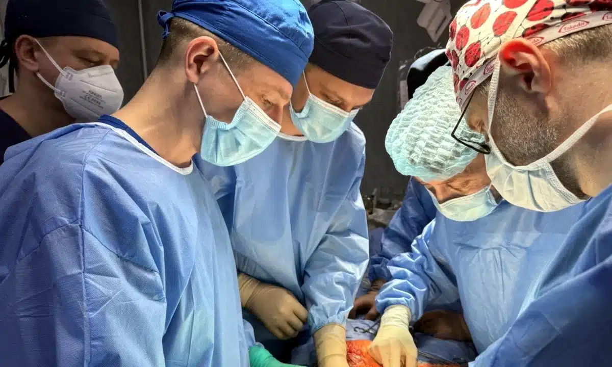 Чотири врятовані життя. У Рівному провели мультиорганний забір донорських органів Лікарі вилучають органи.