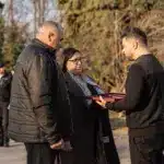 Вручення нагороди батькам Олександра Ляпченка.