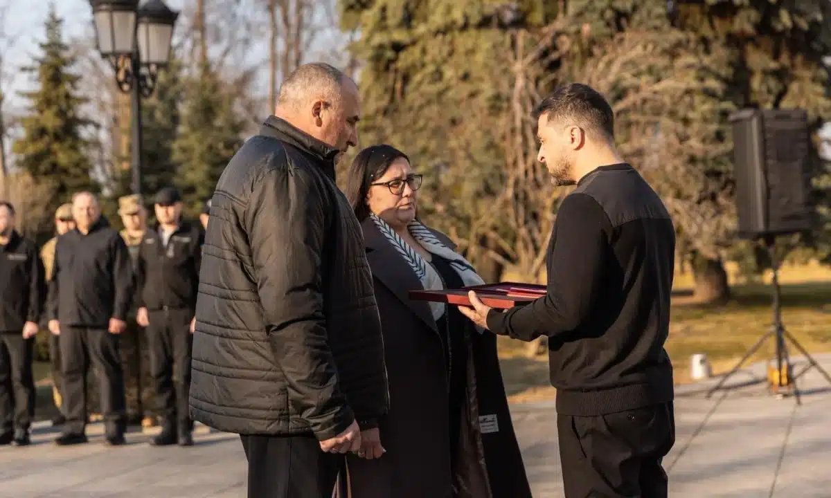 Вручення нагороди батькам Олександра Ляпченка.