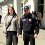 Поліцейський і Олександра Варга, яку розшукали.