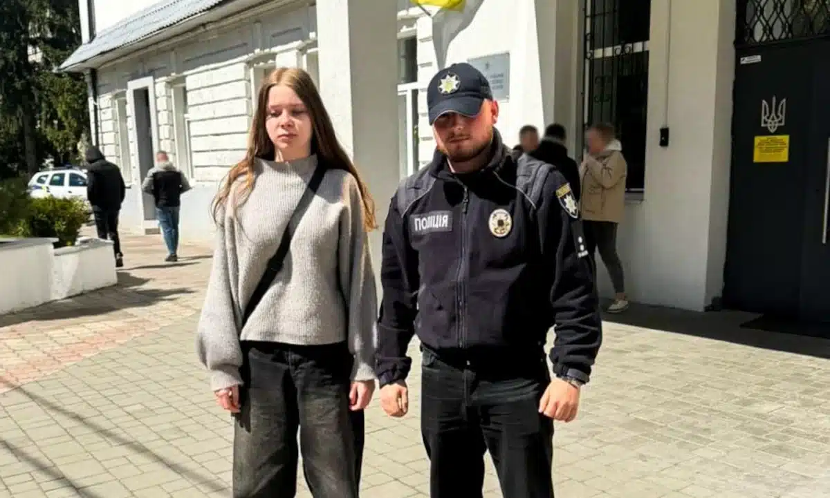 Поліцейський і Олександра Варга, яку розшукали.