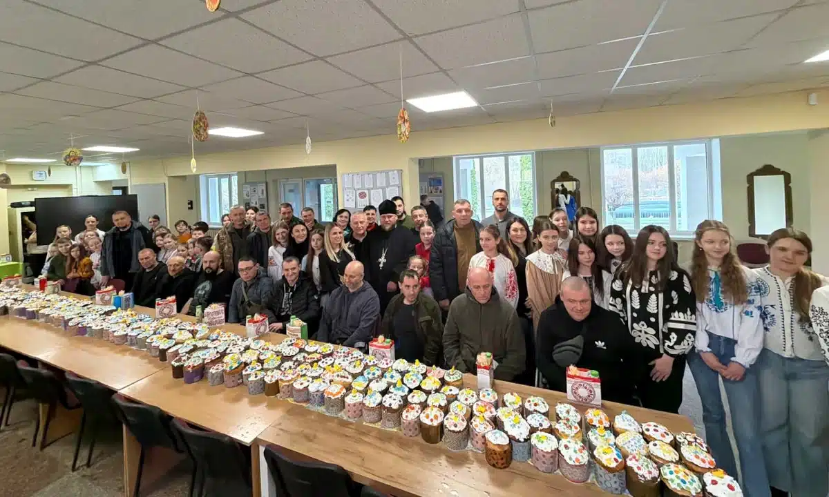 Поранені військові та школярі у Рівному разом прикрашали паски вдячності перед Великоднем Присутні на благодійному заході "Паски вдячності".