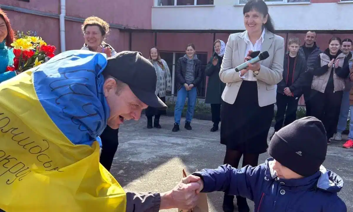 Олександра Крупеню вітають у сільській школі.