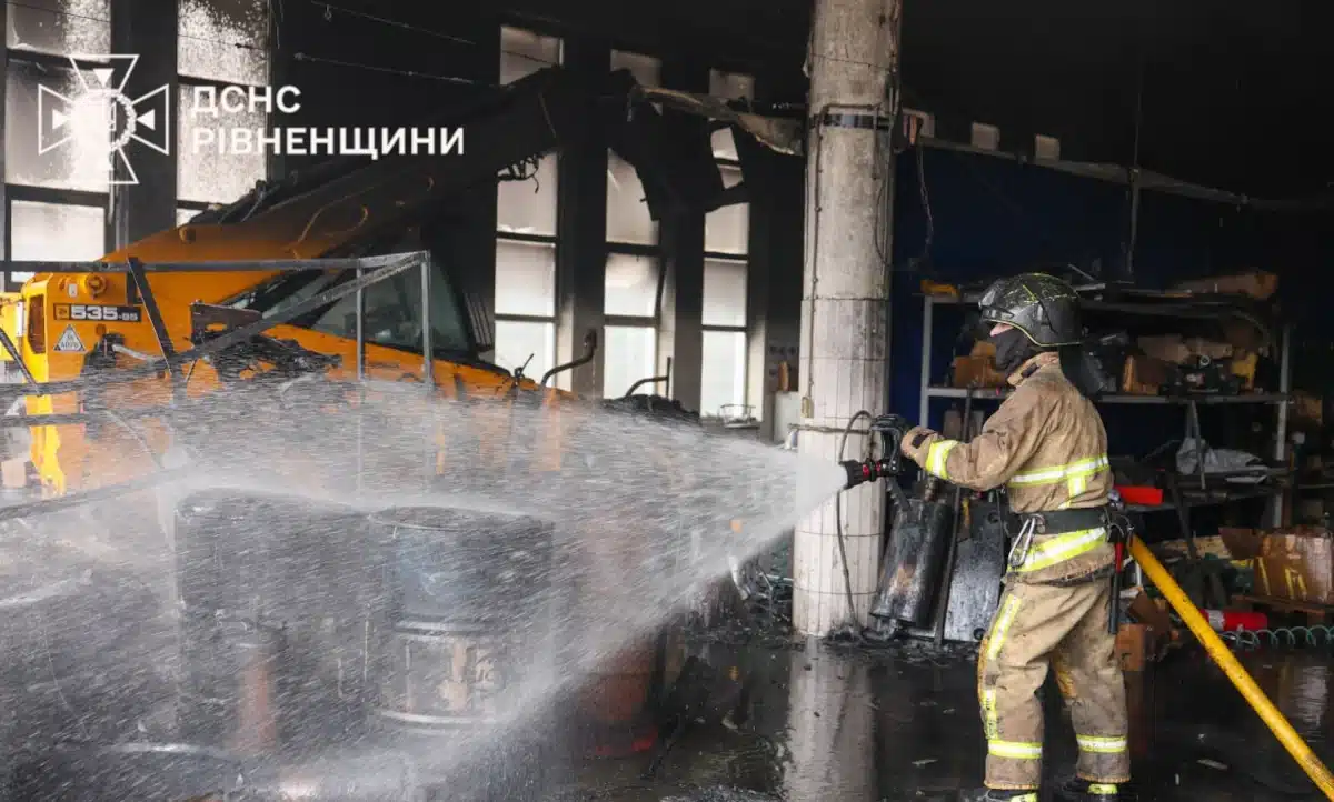 Пожежа у складських боксах в Антополі Рятувальник гасить вогонь у боксі в Антополі.