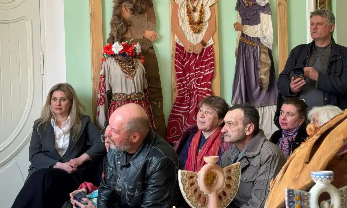 Присутні на презентації каталогу робіт Станіслава Кремньова.