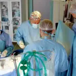 Лікарі проводять операцію.