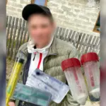 Чоловік у Сарнах, з виявленими речовинами.