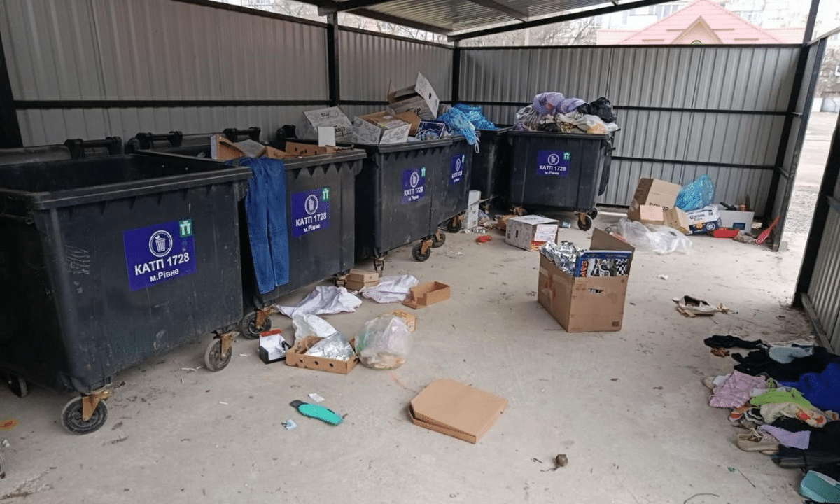 Безлад біля сміттєвих контейнерів у Квасилові.