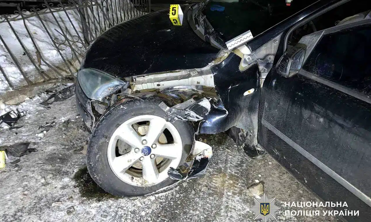 Понівечене від удару авто.