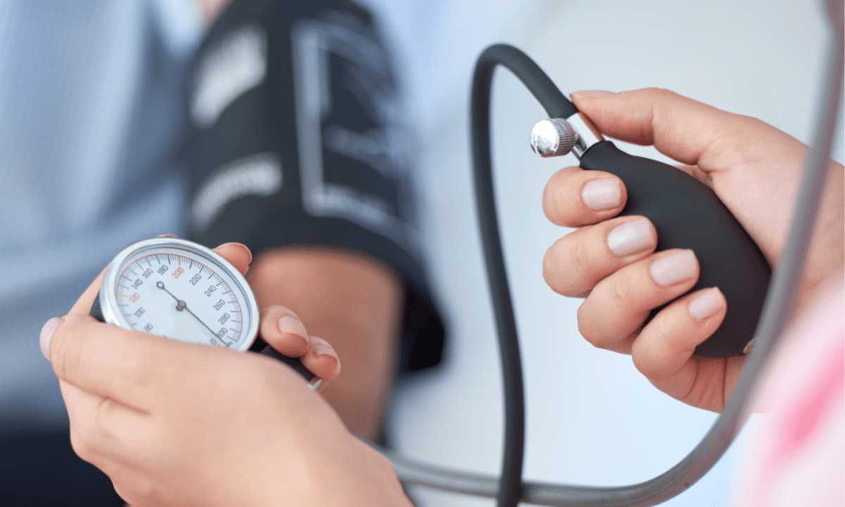 Вимірювання тиску людині.