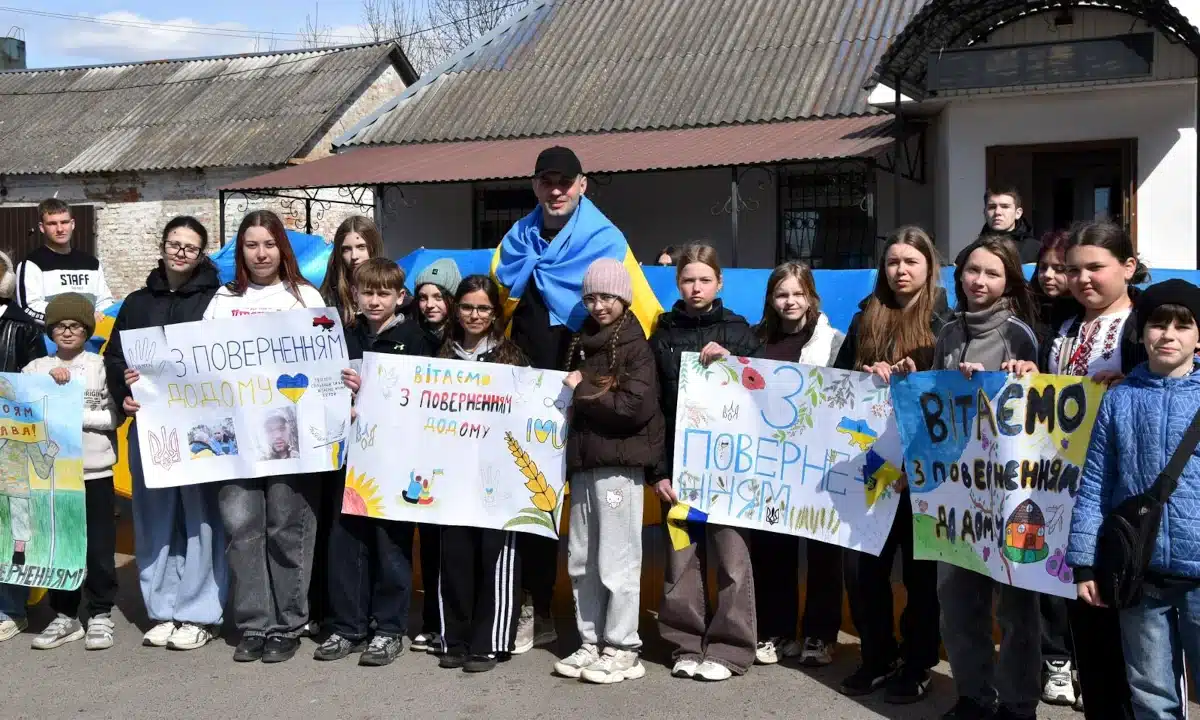 Василь Новак з дітьми з громади, які його зустрічали.