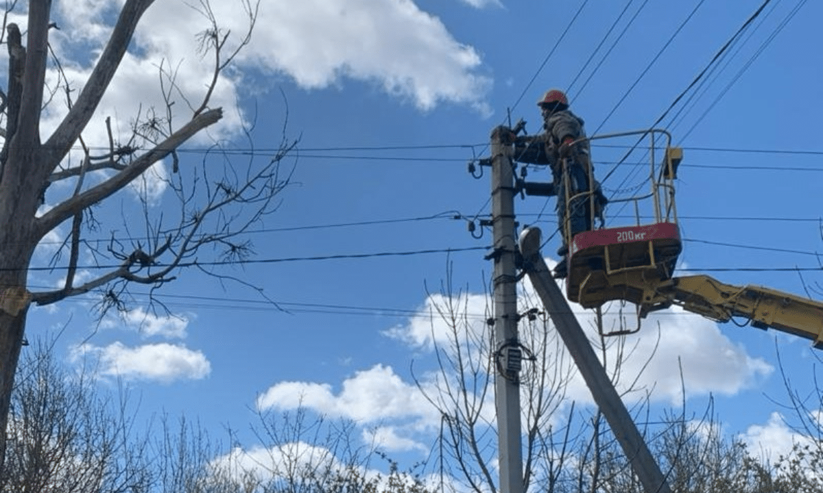 Негода знеструмила десятки населених пунктів на Рівненщині Енергетики відновлюють електро постачання після негоди на Рівненщині.