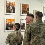 Військові оглядають експонати виставки.