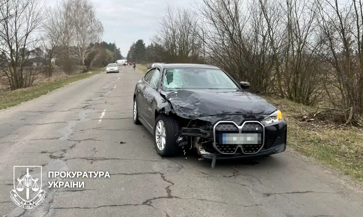 Пошкоджене від зіткнення з велосипедом авто.