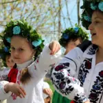 Дівчата виводять гаївки під час свята у Здовбицькій громаді.