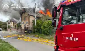 Після атаки дронів у Рівному згорів дах будинку: пожежу вже ліквідували (ВІДЕО)