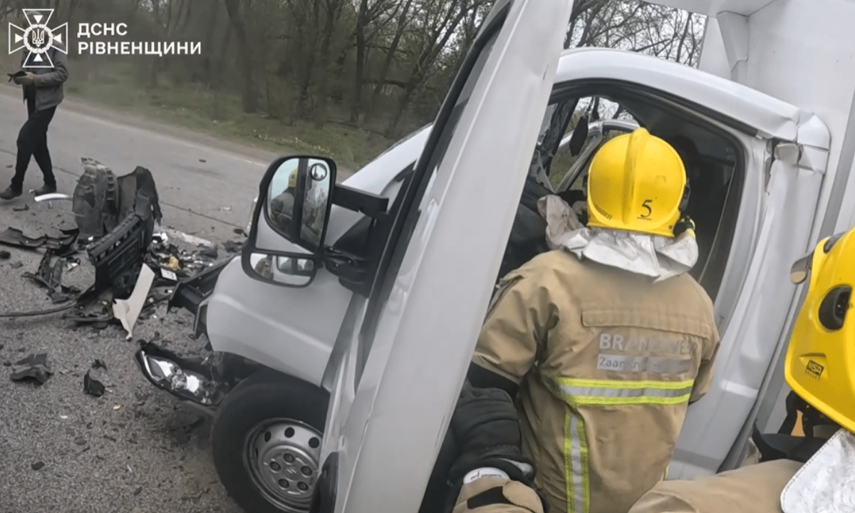 Рятувальники деблокували водія після ДТП.